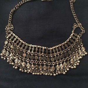 Beautiful neck piece! (a bit like tribal choker)
